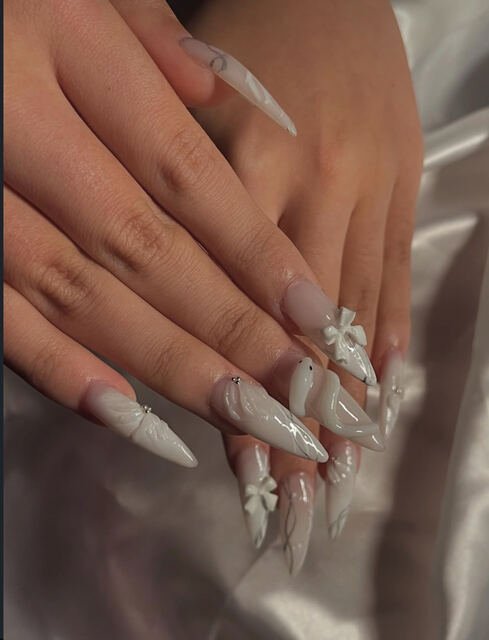Stiletto set with white floral art