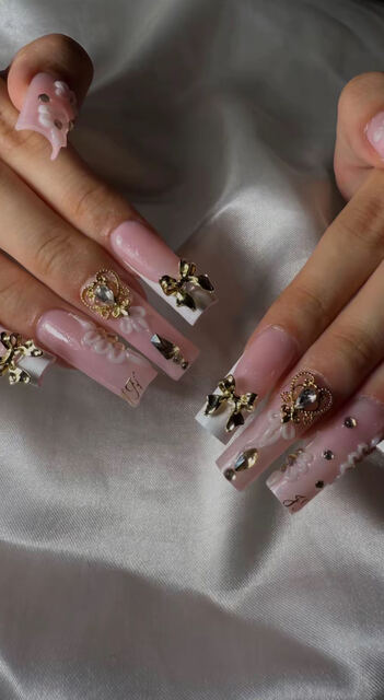 French set with gold bows and jewel charms
